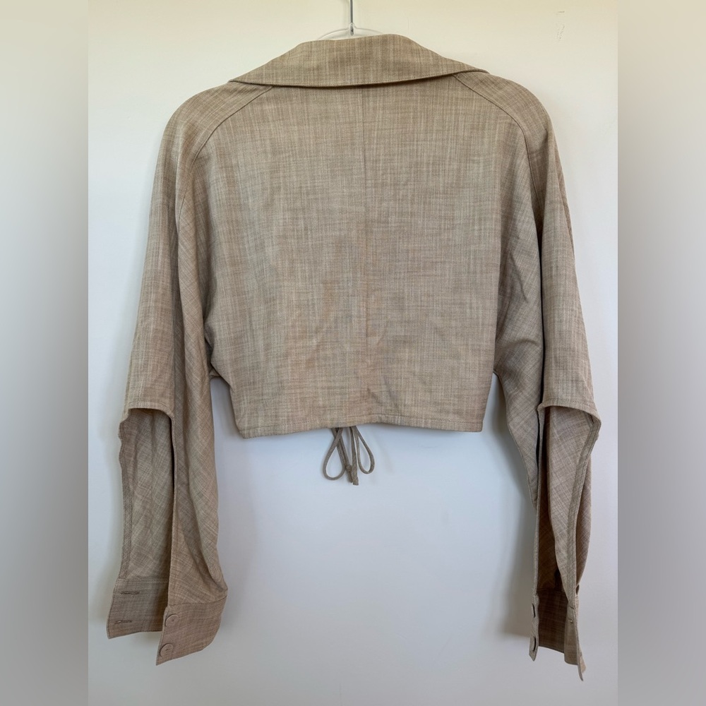 Hot little blouse! - Picture 5 of 8